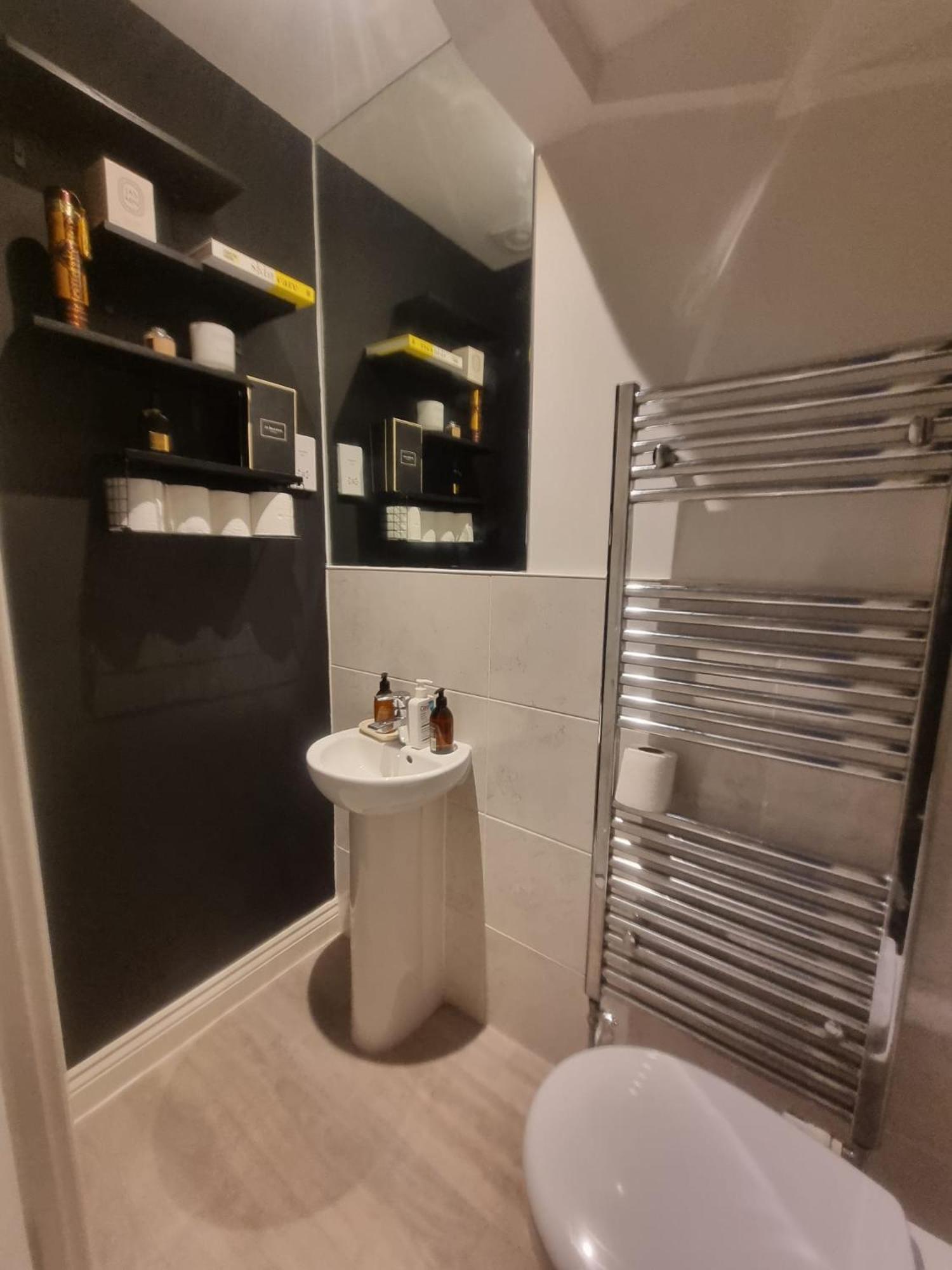 Bromley Common- Double Bedroom With En-Suite With Private Lounge In Shared Town House エクステリア 写真